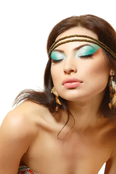 Vacker ung kvinna native american indian klädda i Folkdräkt — Stockfoto