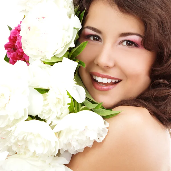 Schönes weibliches Gesicht mit Blumen Pfingstrose — Stockfoto