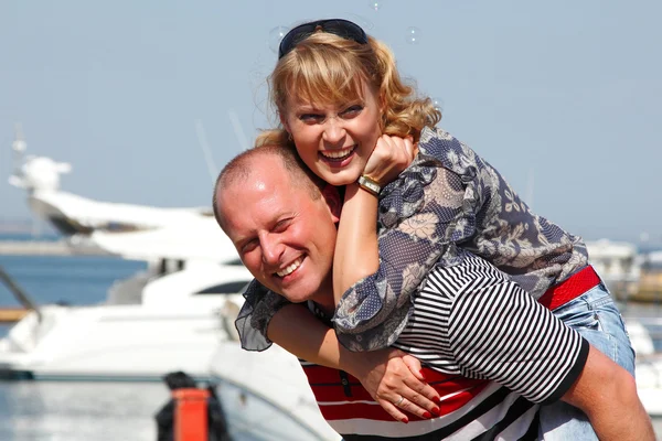 Feliz atraente casal adulto médio se divertir ao ar livre — Fotografia de Stock