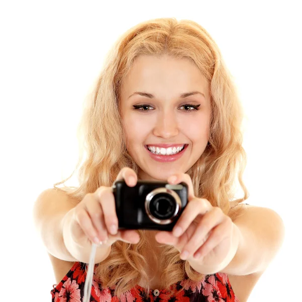 Feliz joven fotógrafa haciendo fotos con cámara fija — Foto de Stock