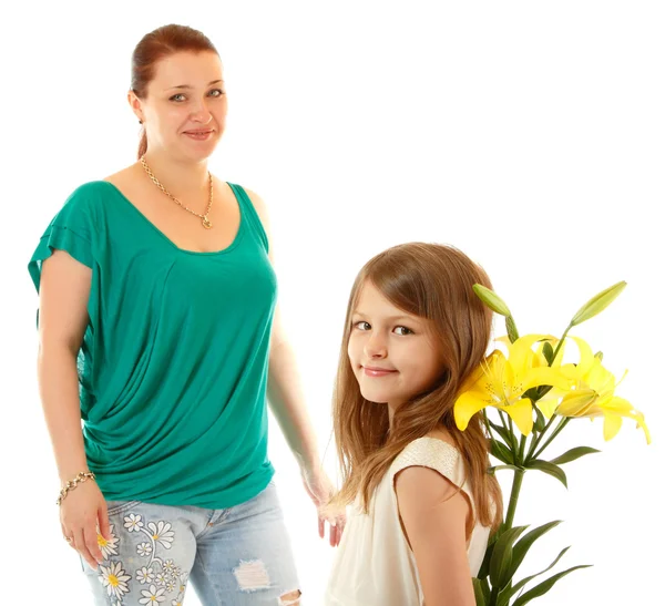 Kleine Tochter schickt Grüße und Blumen an ihre Mutter — Stockfoto