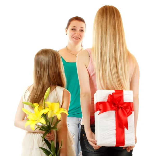 As filhas enviam cumprimentos e presentes à mãe — Fotografia de Stock