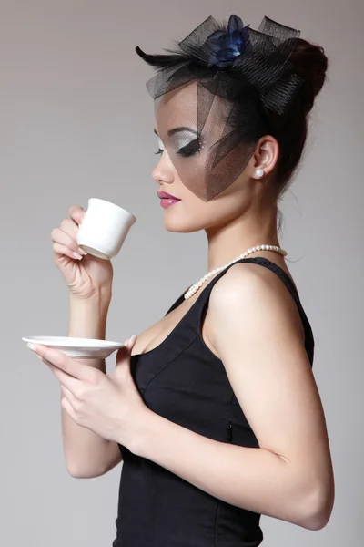 Mooie vrouw in sluier retro glamour schoonheid portret met kopje thee of koffie — Stockfoto