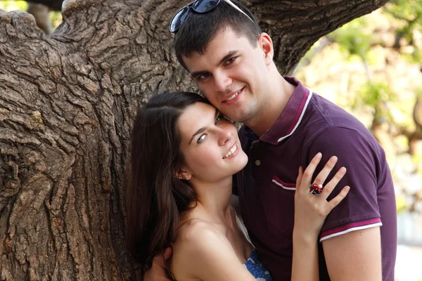 Jovem casal abraços sobre verão natureza ao ar livre — Fotografia de Stock