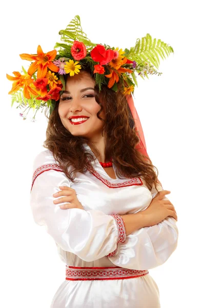 Belle jeune femme ukrainienne en guirlande et costume autochtone — Photo