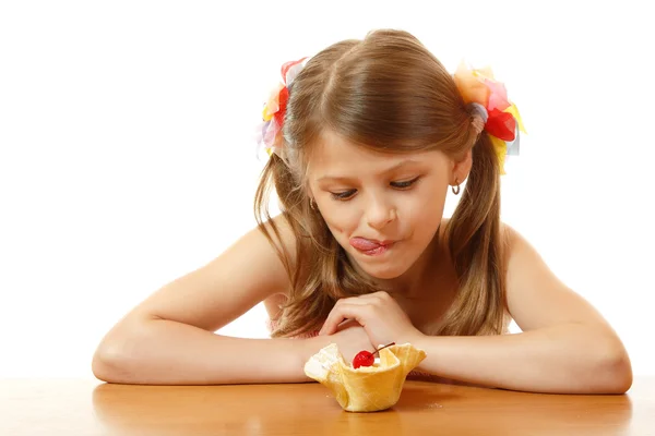 Kleines Mädchen mit Appetit auf leckeren Kuchen — Stockfoto