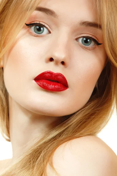 Schöne Frau Gesicht Nahaufnahme mit langen blonden Haaren und leuchtend roten Lippenstift — Stockfoto