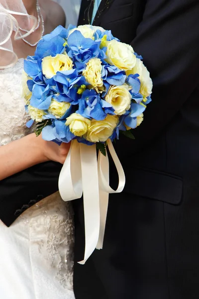 Manojo de boda en la mano novia — Foto de Stock