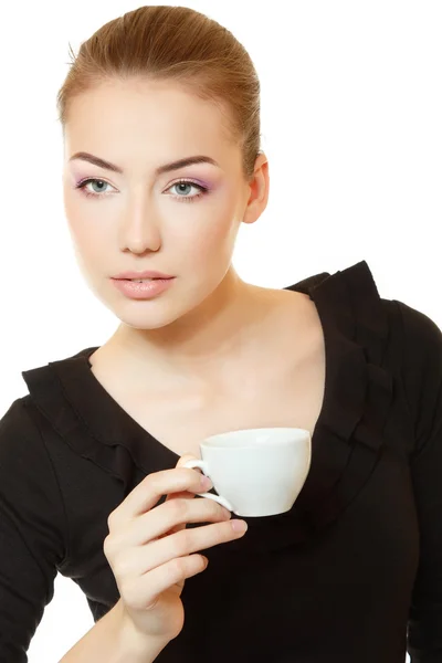 Krásná mladá žena v černých šatech wih šálek čaje nebo kávy — Stock fotografie