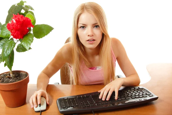 Adolescente chica con dependencia de Internet con teclado mirando a la cámara con interés como en el monitor —  Fotos de Stock