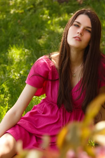 Sonriendo hermosa chica adolescente relajarse al aire libre — Foto de Stock