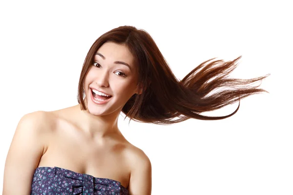 Bellezza ritratto di bella giovane donna sorridente con lunghi capelli castani volanti — Foto Stock