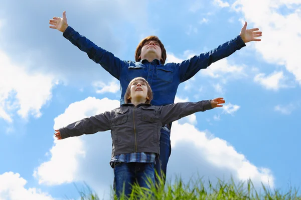 Szczęśliwy ojciec z małym synem cieszyć się życiem, nad niebieski niebo — Zdjęcie stockowe
