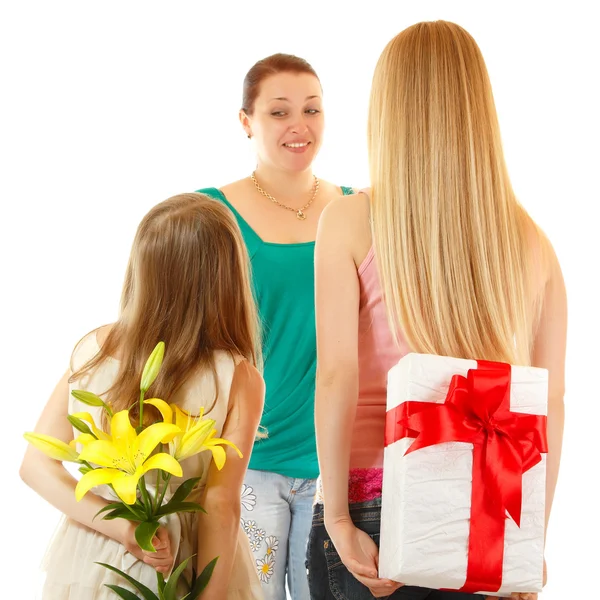 Filles envoyer des salutations et des cadeaux à la mère — Photo