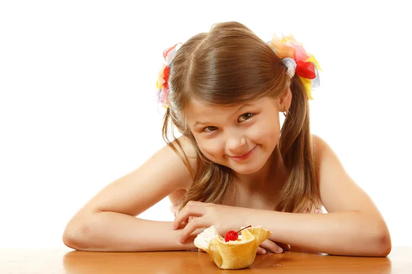 Kislány étvágya ízletes sütemény — Stok fotoğraf