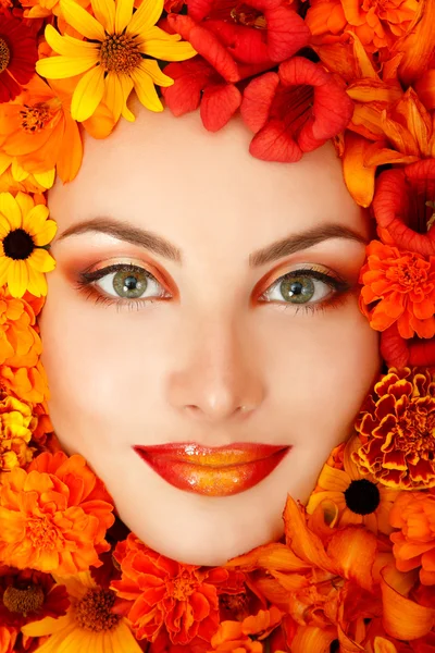 Retrato de belleza de hermoso rostro femenino con flores naranjas —  Fotos de Stock