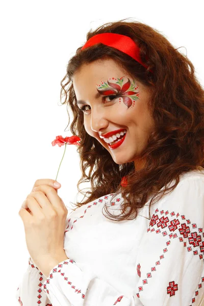 Hermosa mujer joven ucraniana con maquillaje artístico como una flor roja — Foto de Stock