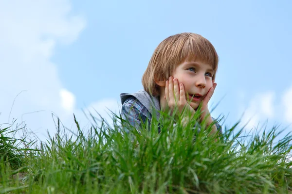 Felice bambino posa su erba verde — Foto Stock