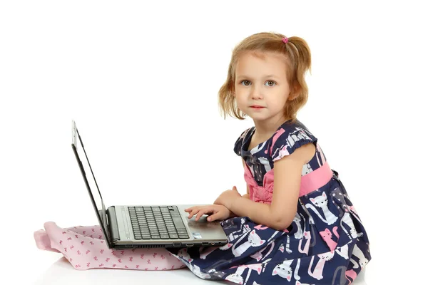 使用笔记本电脑的可爱小女孩 — 图库照片