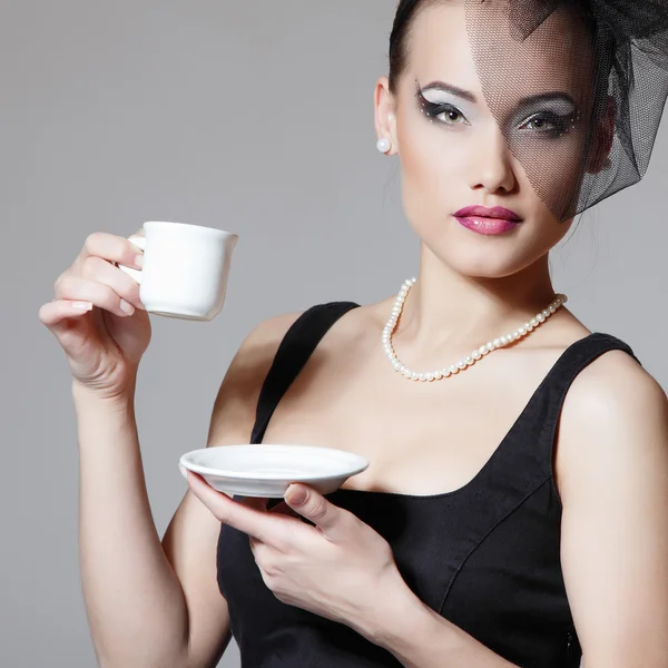 차 또는 커피 한잔과 함께 베일 레트로 글 래 머 뷰티 초상화에서 아름 다운 여자 — 스톡 사진