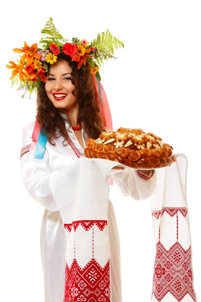 Mooie Oekraïense vrouw in garland en inheemse kostuum — Stockfoto