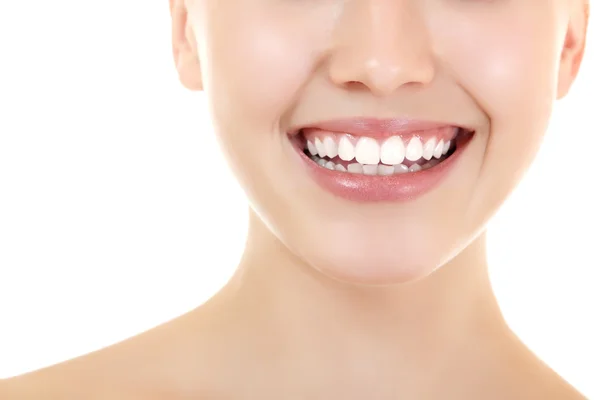 Hermosa sonrisa de mujer joven y fresca con dientes blancos saludables —  Fotos de Stock