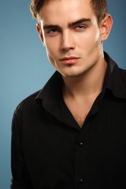 Siyah gömlekli genç adam.