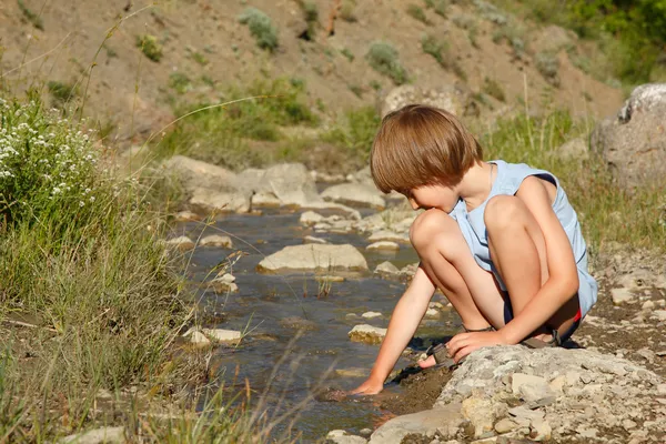 Kleiner Junge spielt mit Wasser — Stockfoto