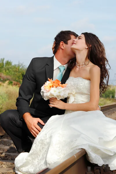 鉄道の愛花婿と花嫁 — ストック写真