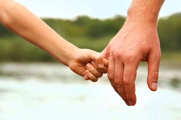 La main du père conduit son fils enfant — Photo