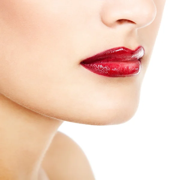 Frau mit knallrotem Lippenstift — Stockfoto