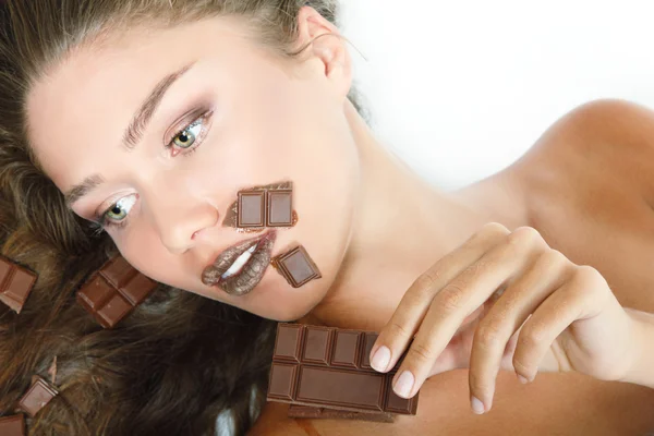 美しい女性がチョコレートを食べる — ストック写真