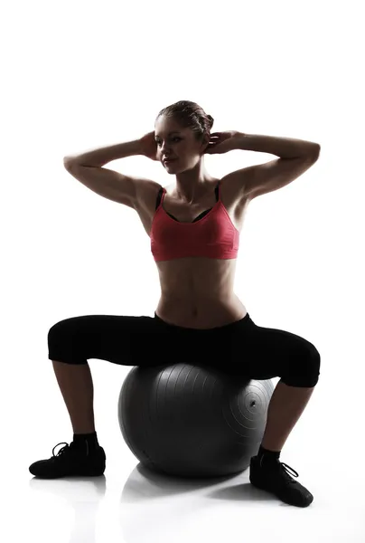 Menina fazendo exercício com bola de fitness — Fotografia de Stock