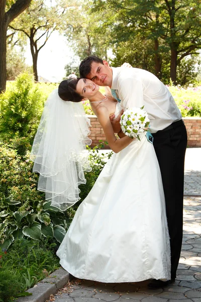 Mooie jonge bruid en bruidegom — Stockfoto