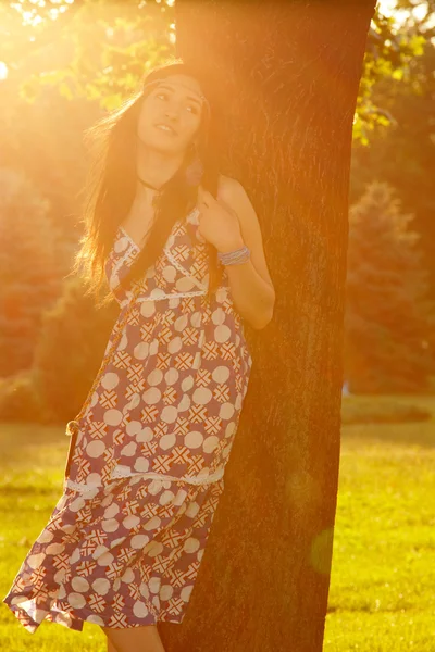 木の近くの美しい少女の肖像画 — ストック写真