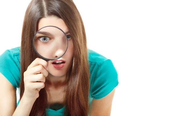 Ragazza adolescente guardando attraverso una lente di ingrandimento — Foto Stock