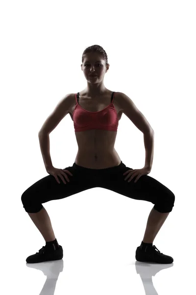 Mujer atlética haciendo sentadillas — Foto de Stock