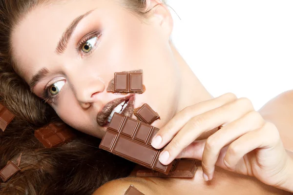 Mujer joven comiendo chocolate — Foto de Stock