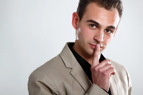 Hombre de camisa negra y chaqueta beige — Foto de Stock