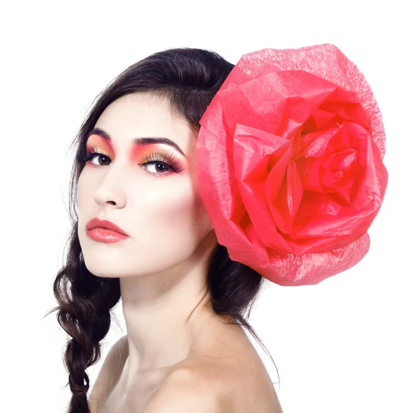 Modemädchen mit roter Blume im Haar — Stockfoto