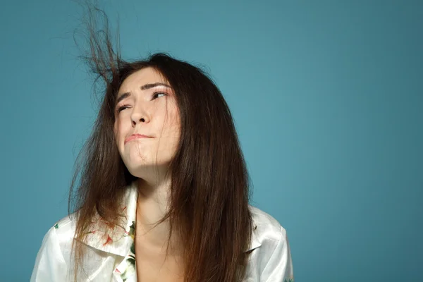 Adolescente menina tem problema com o cabelo — Fotografia de Stock