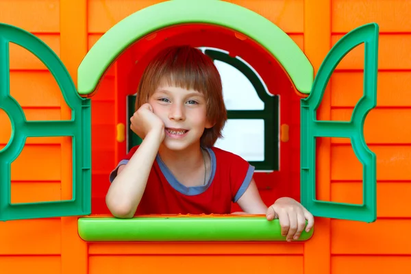 Menino brincando em casa de brinquedo — Fotografia de Stock