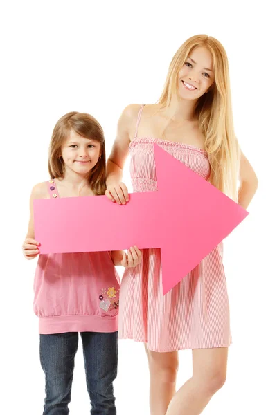 Sestry s úsměvem hplding růžovou šipku — Stock fotografie