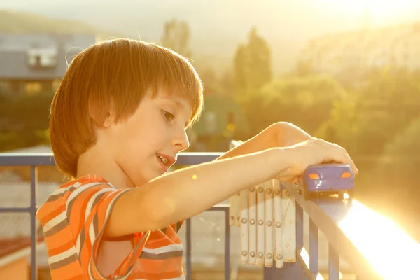 Kleiner Junge spielt mit einem Auto — Stockfoto
