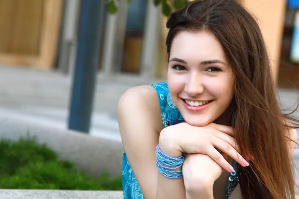 Beautiful young brunette girl — Stock Photo, Image