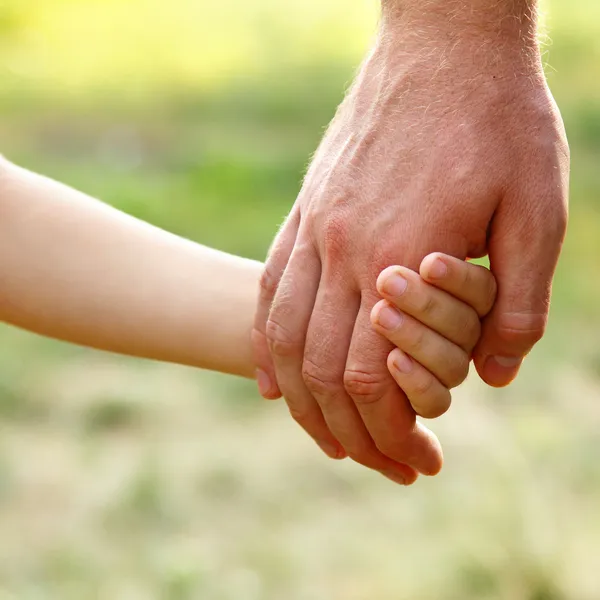 La mano del padre guida suo figlio — Foto Stock