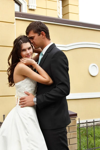 Jonge bruid met de bruidegom in de liefde — Stockfoto