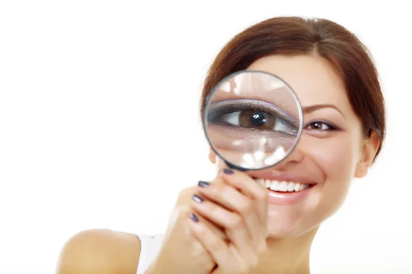 Vrouw op zoek door een vergrootglas — Stockfoto