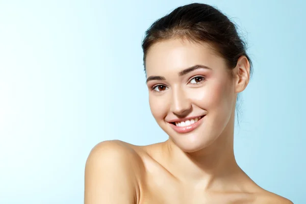 Beautiful girl looking at camera — Stock Photo, Image