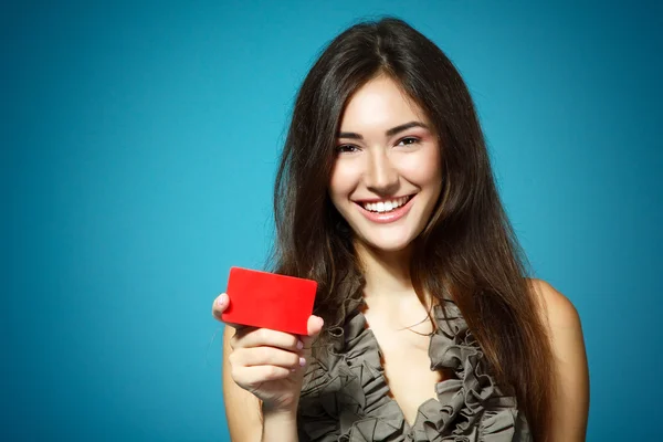 Menina bonita mostrando cartão vermelho — Fotografia de Stock
